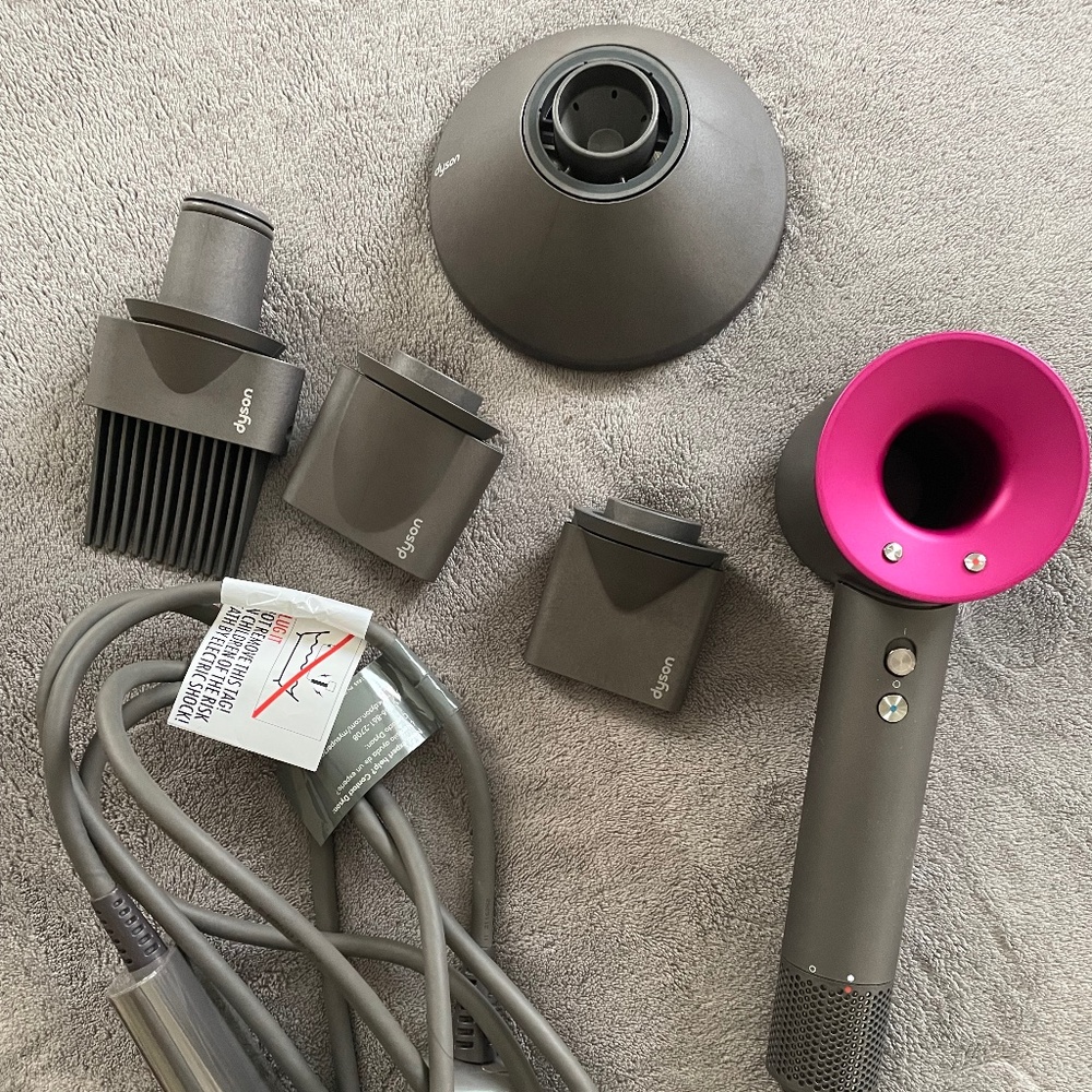 ✨Dyson Supersonic hair dryer✨ (4 attachments included)💕💫✨